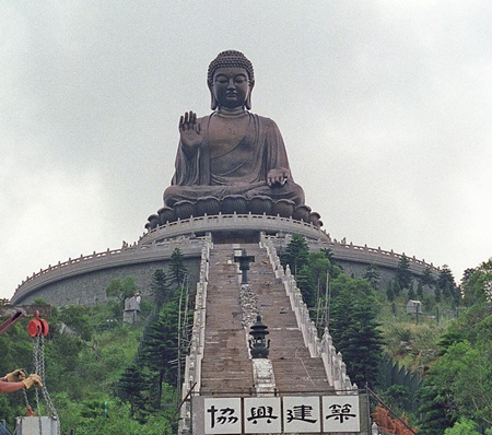 Tượng Đại Phật Thiên Tân (Hong Kong)Đây là tượng Phật ngồi ngoài trời bằng đồng lớn nhất thế giới. Tượng cao 34 m, nặng 250 tấn, có thể nhìn thấy từ Macau. Bên trong tượng rỗng và có ba thánh đường lưu giữ nhiều bảo vật của Phật giáo. Đặc biệt, tại đây còn có một quả chuông khổng lồ cứ 7 phút lại đánh một lần, biểu trưng cho sự giải thoát của 108 điều phiền não của con người.
